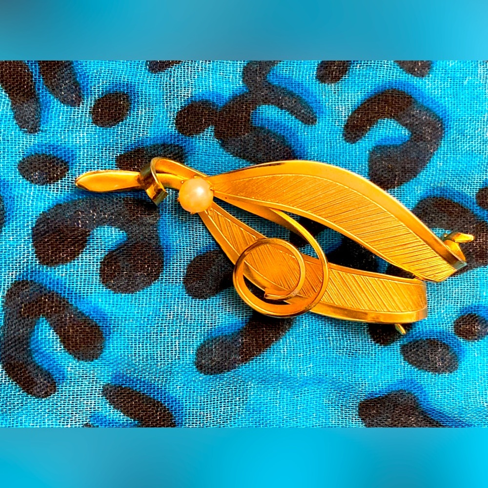 Gold Plated,Stunner! intricate vintage goldtone    Etched midcentury brooch